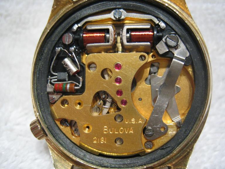 Az Accutron hangvillás szerkezete a hátlap felől, a tekercsekkel és az indexkerékkel