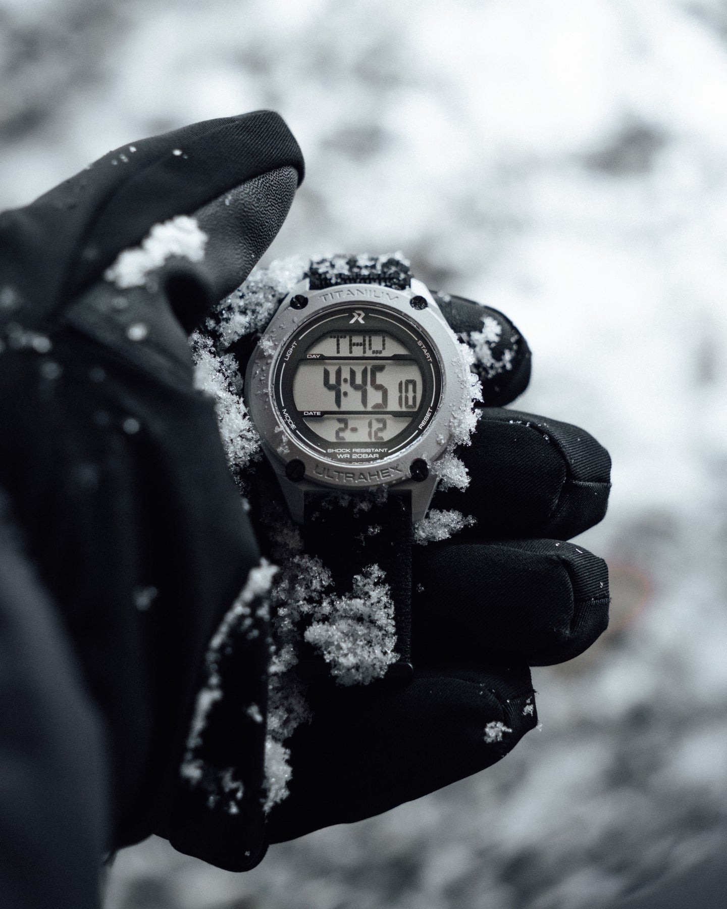 RZE UTD-8080 – Frissült a titántokos digitális toolwatch Az UTD-8080-ST egy másik szögből