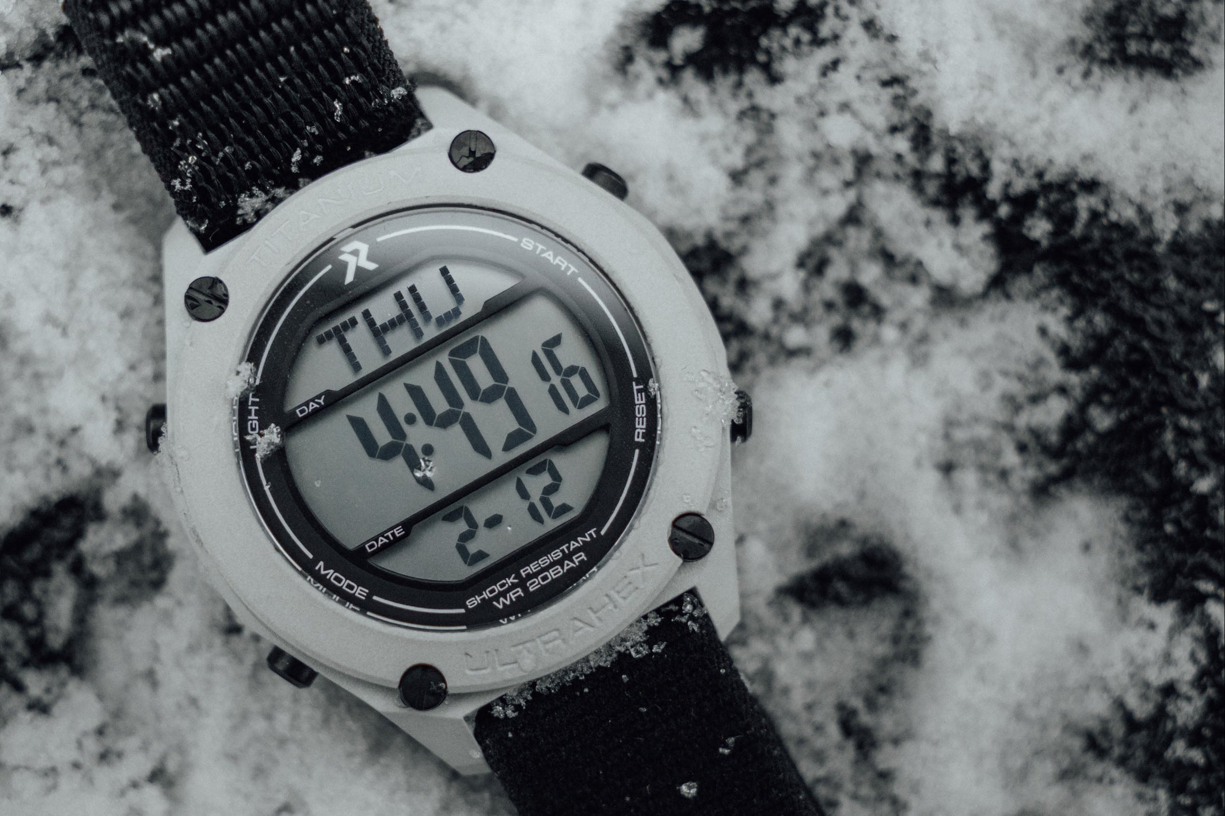 RZE UTD-8080 – Frissült a titántokos digitális toolwatch Az RZE UTD-8080-ST a Cerakote-sorozat fotóján