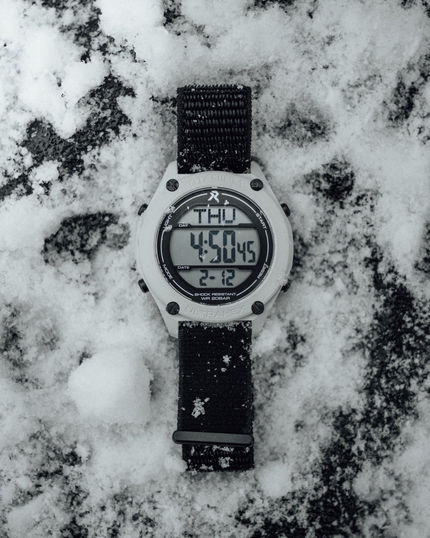 RZE UTD-8080 – Frissült a titántokos digitális toolwatch Az UTD-8080-ST fehér Cerakote tokja fekete DLC-részletekkel