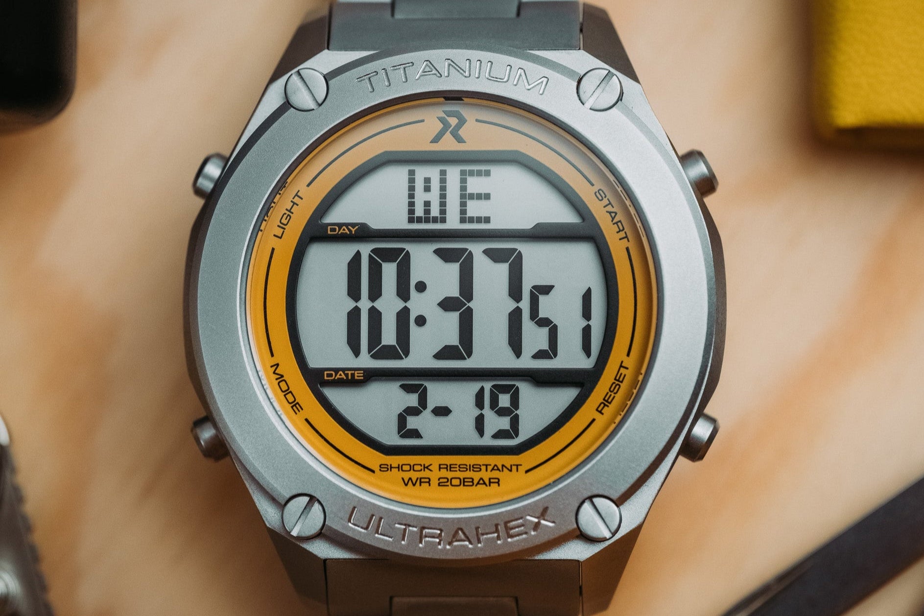 RZE UTD-8080 – Frissült a titántokos digitális toolwatch Az RZE UTD-8000 a 2025-ös bemutató fotóján