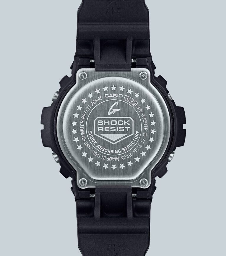A G-Shock DW-6900TR-1 hátlapja harminc csillaggal