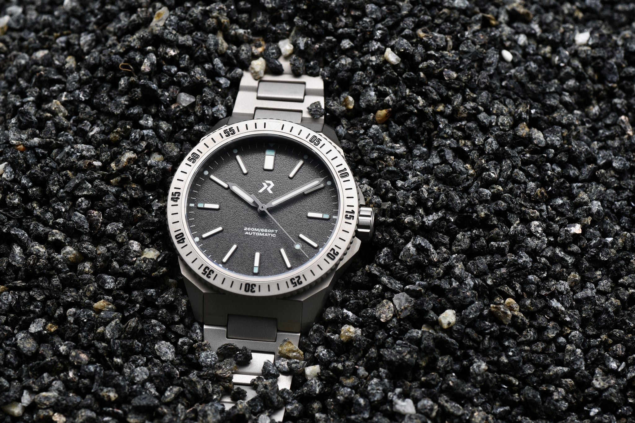 RZE UTD-8080 – Frissült a titántokos digitális toolwatch RZE Endeavour UltraHex bevonatos titántokkal, kavicson