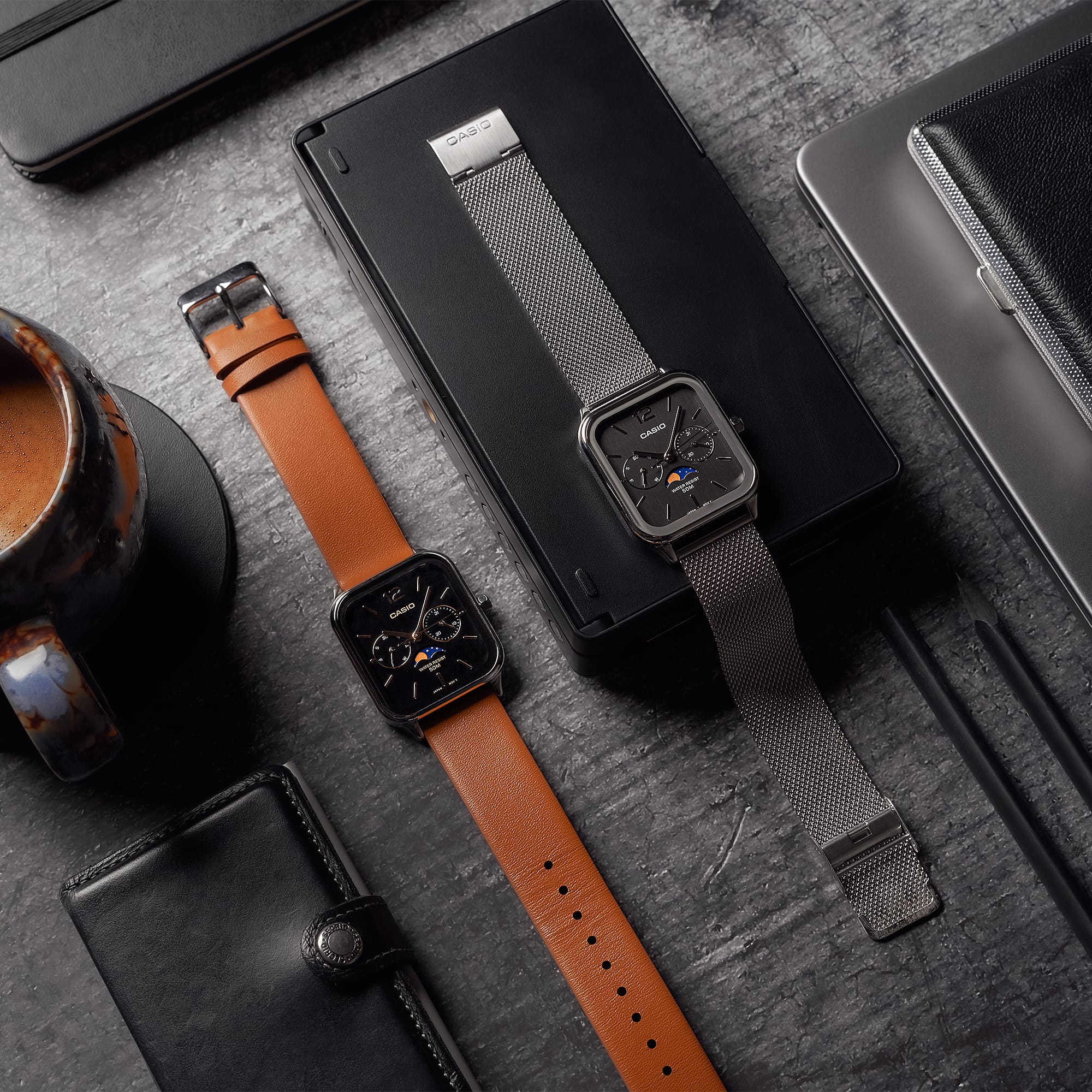 Holdfázis Casio-áron – MTP-M305M-1AVER milánói fémszíjjal A bőrszíjas Casio MTP-M305L-1AVER és a milánói fémszíjas MTP-M305M-1AVER egymás mellett
