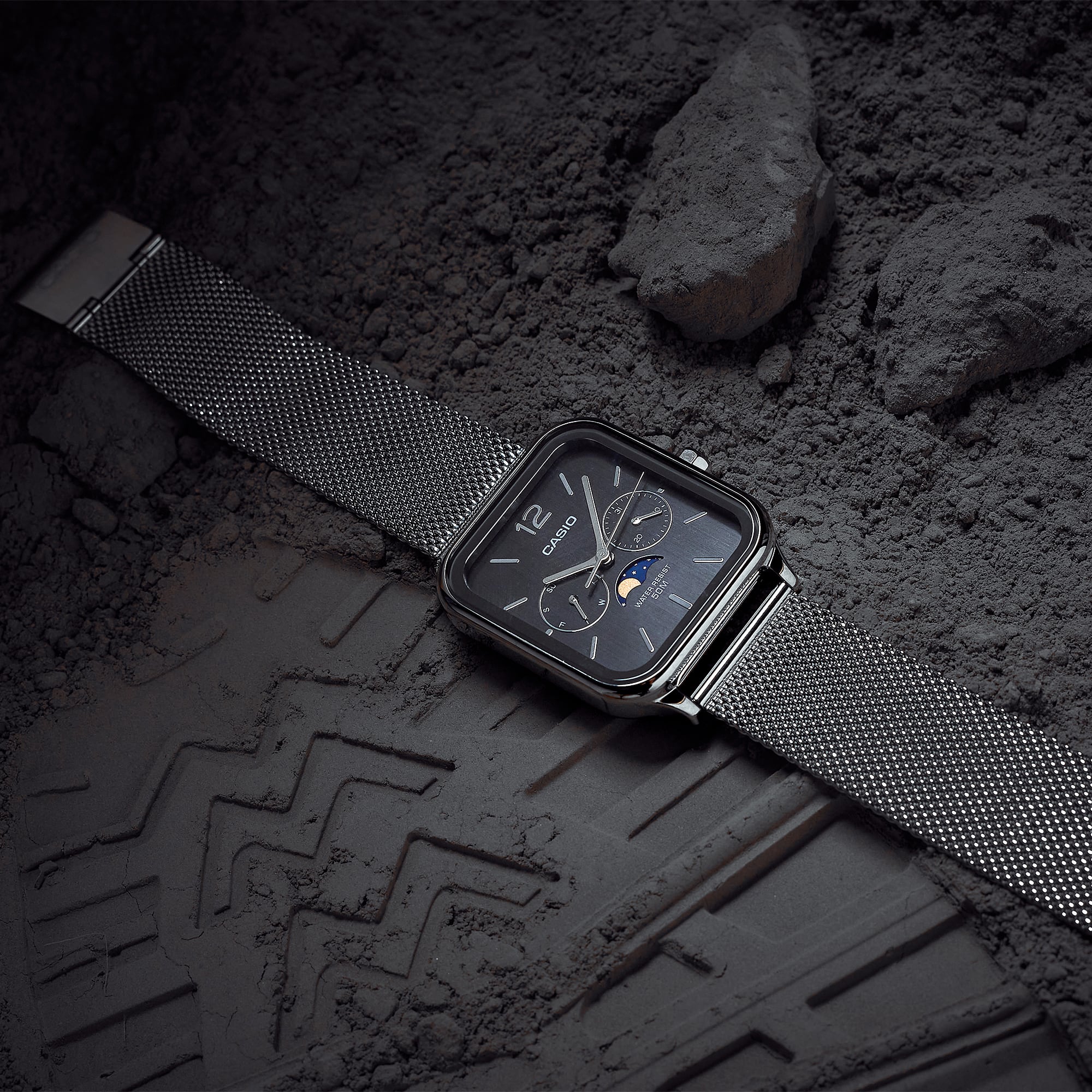 Holdfázis Casio-áron – MTP-M305M-1AVER milánói fémszíjjal Casio MTP-M305M-1AVER holdfázisos karóra milánói fémszíjjal