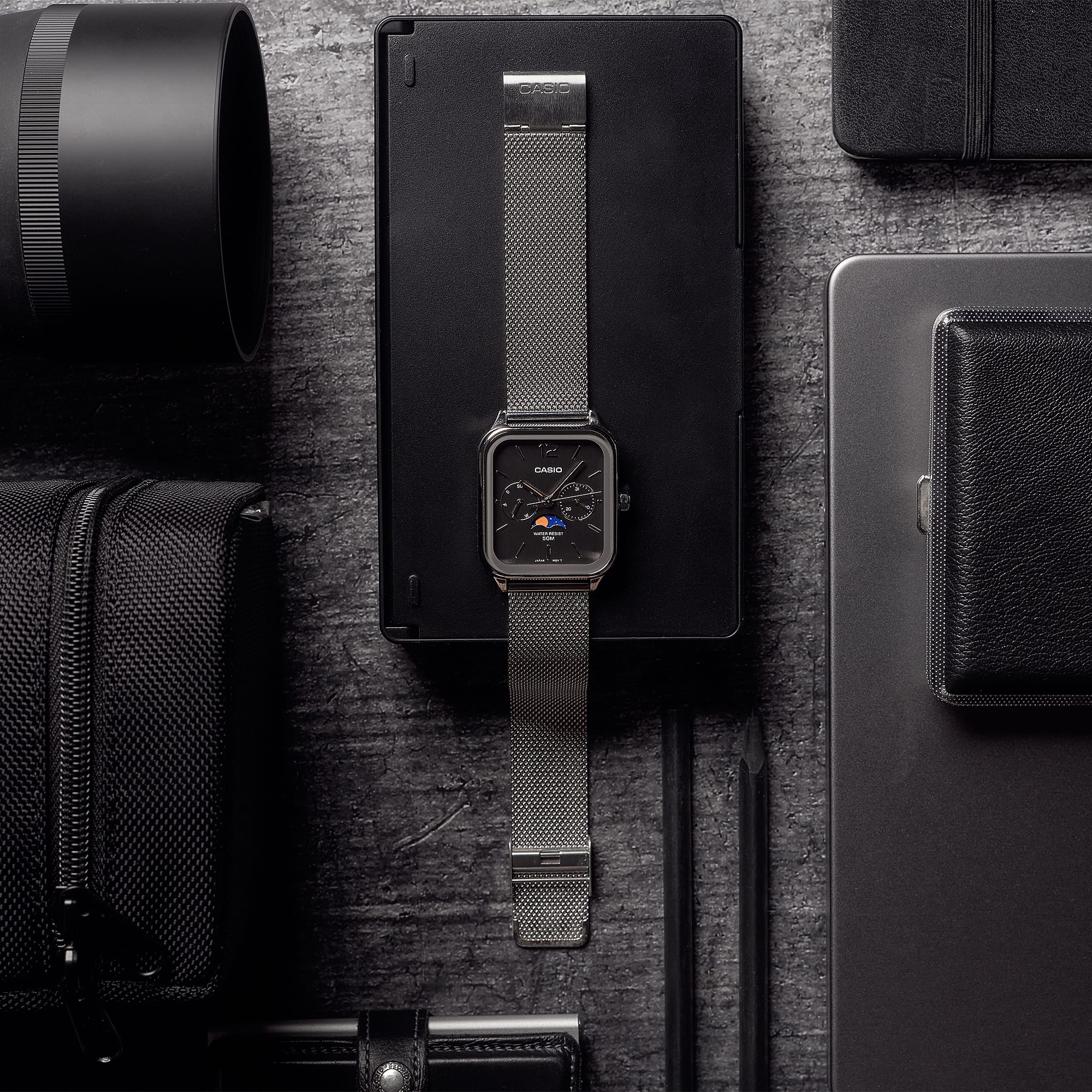 Holdfázis Casio-áron – MTP-M305M-1AVER milánói fémszíjjal Casio MTP-M305M-1AVER fekete számlap dátum-, nap- és holdfázis-kijelzővel
