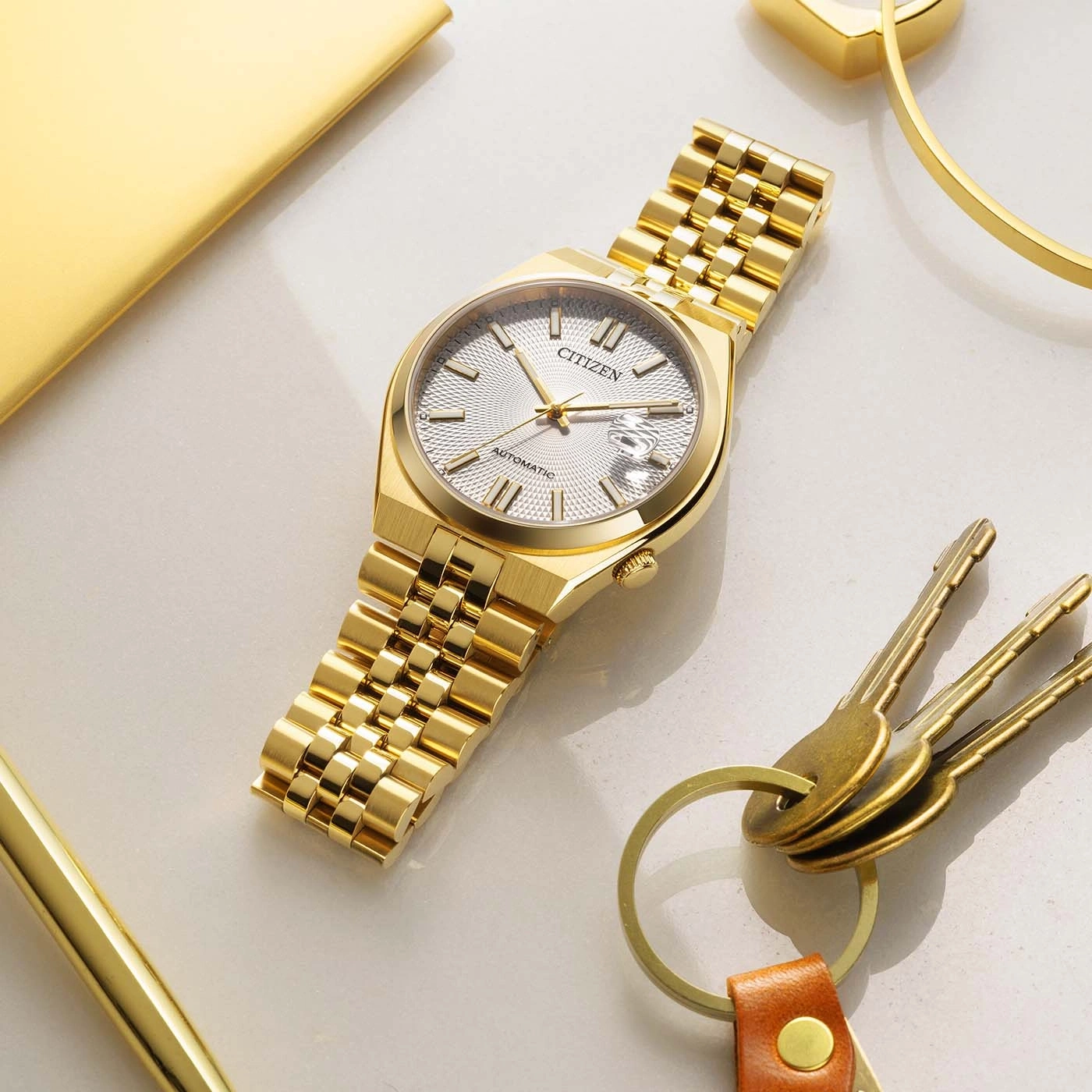 A 40 mm-es aranyozott Citizen Tsuyosa 60 NK0022-50A közelről