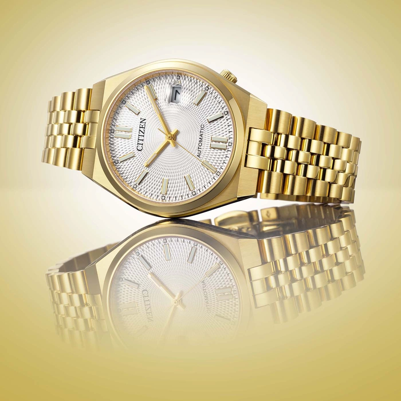 Aranyozott Citizen Tsuyosa 60 NK0032-56A tükröződő arany felületen