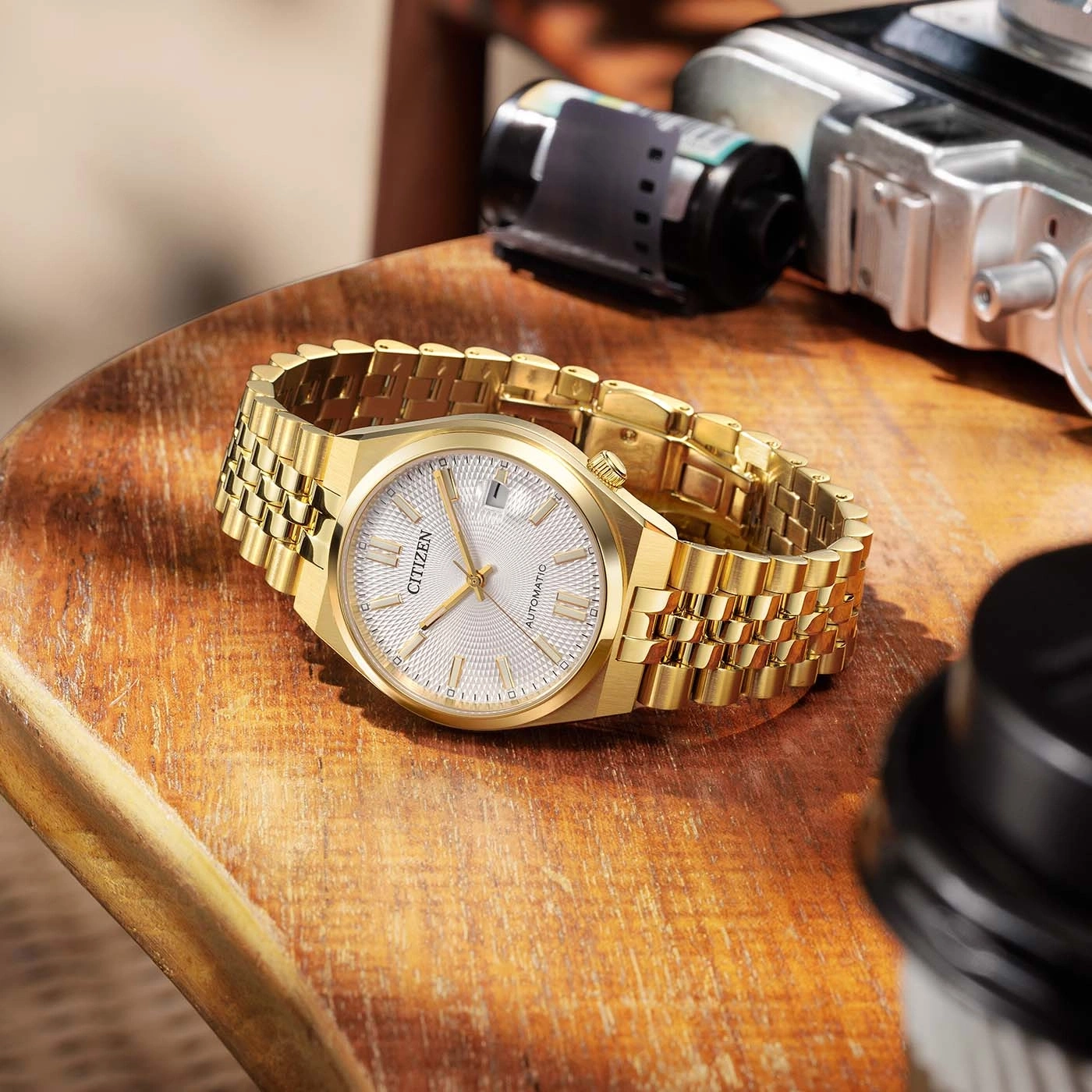 Aranyozott Citizen Tsuyosa 60 NK0032-56A fa felületen