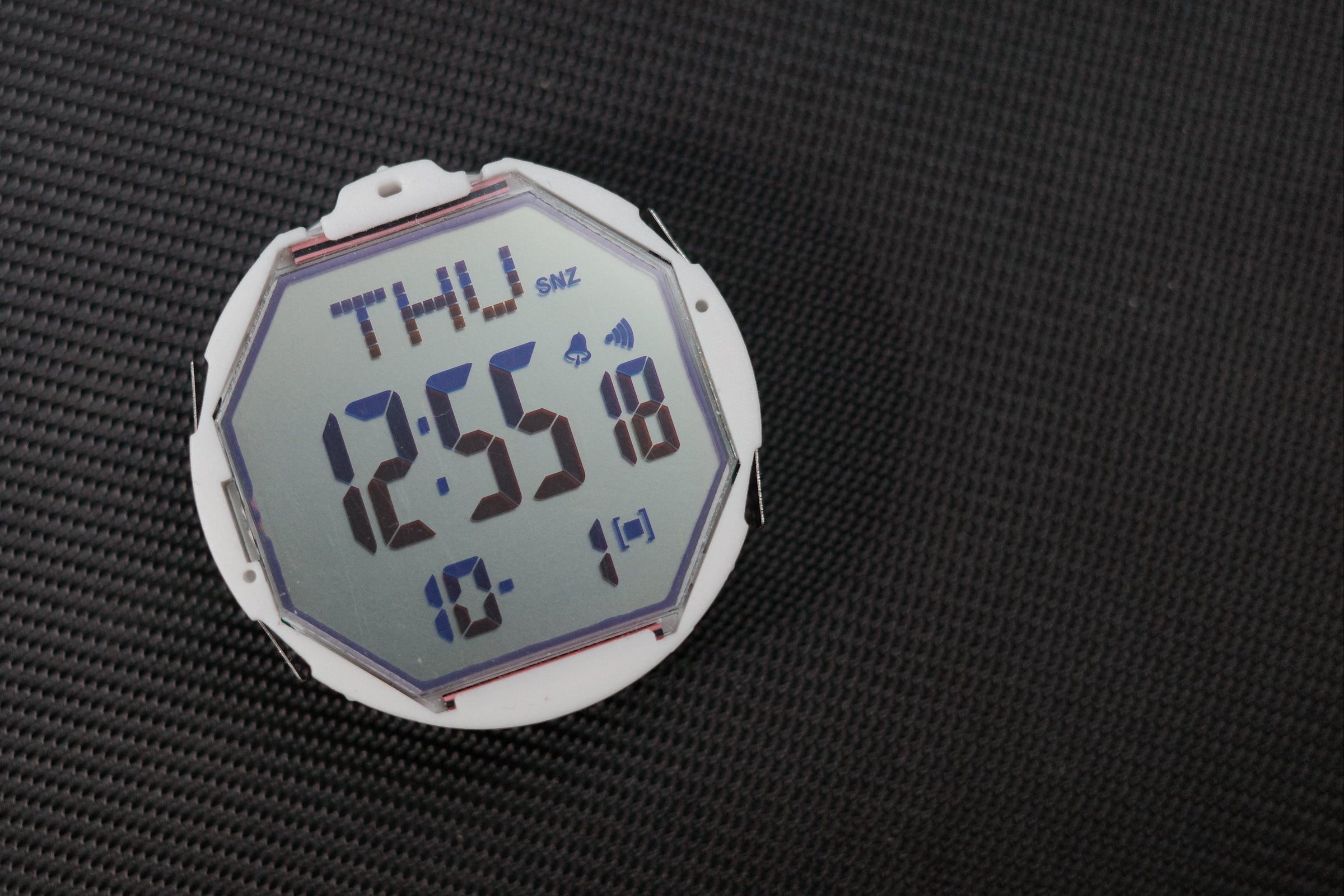 RZE UTD-8080 – Frissült a titántokos digitális toolwatch Az RZE-8080 modul FSTN kijelzője közelről