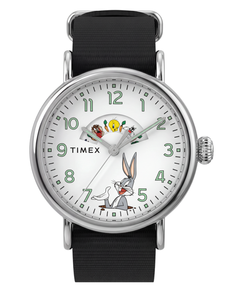 Bolondos dallamok a csuklón – öt új Looney Tunes x Timex óra Looney Tunes x Timex Waterbury Standard TW2Y99100 forgó figuratárcsás fehér számlappal