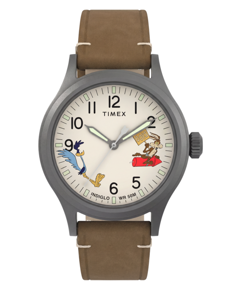 Bolondos dallamok a csuklón – öt új Looney Tunes x Timex óra Looney Tunes x Timex Expedition Scout TW2Y99400 a Gyalogkakukkal és Vili prérifarkassal, barna bőrszíjjal