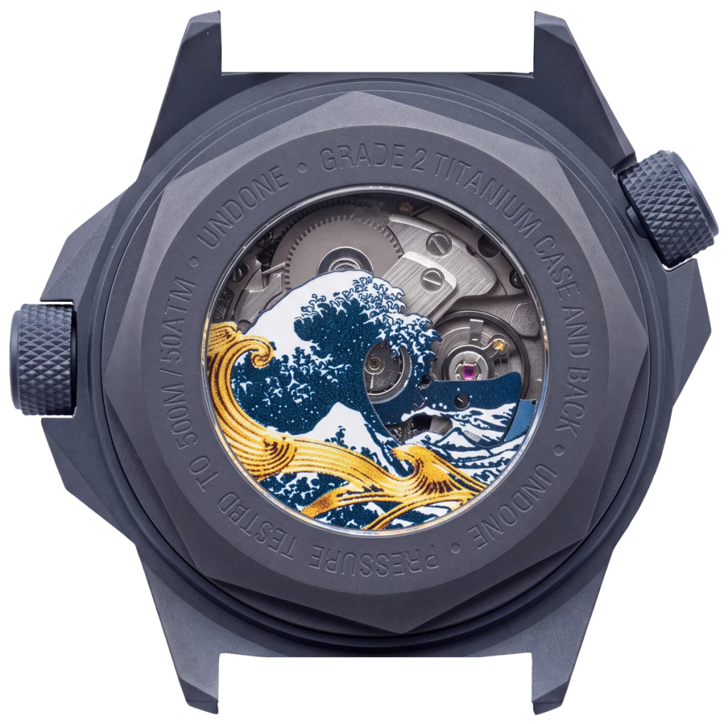 UNDONE Aquadeep The Great Wave - Visszatért és most aranyfüstre épül Hokuszai nagy hulláma A Grade 2 titán hátlap üvegbetéttel, mögötte az NH35 szerkezet