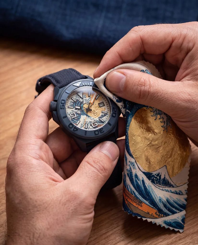 UNDONE Aquadeep The Great Wave - Visszatért és most aranyfüstre épül Hokuszai nagy hulláma Az óraüveg tisztítása a kendővel