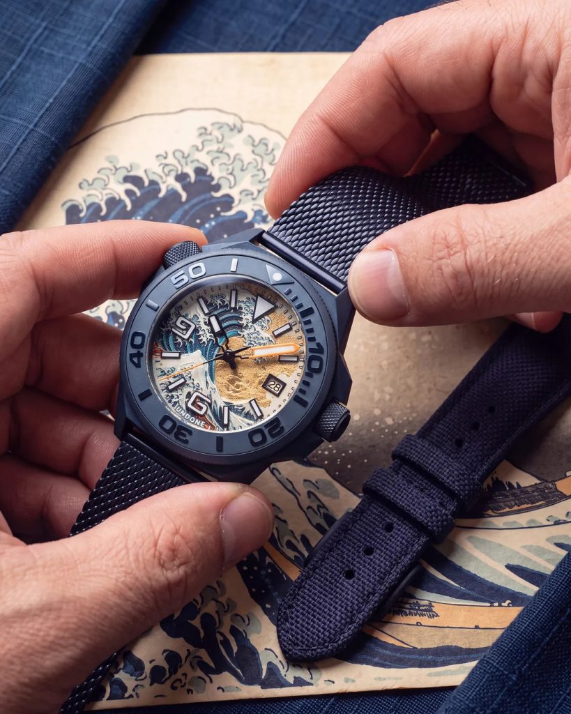 UNDONE Aquadeep The Great Wave - Visszatért és most aranyfüstre épül Hokuszai nagy hulláma Szíjcsere: a milánói fémszíj és mellette a Cordura szíj