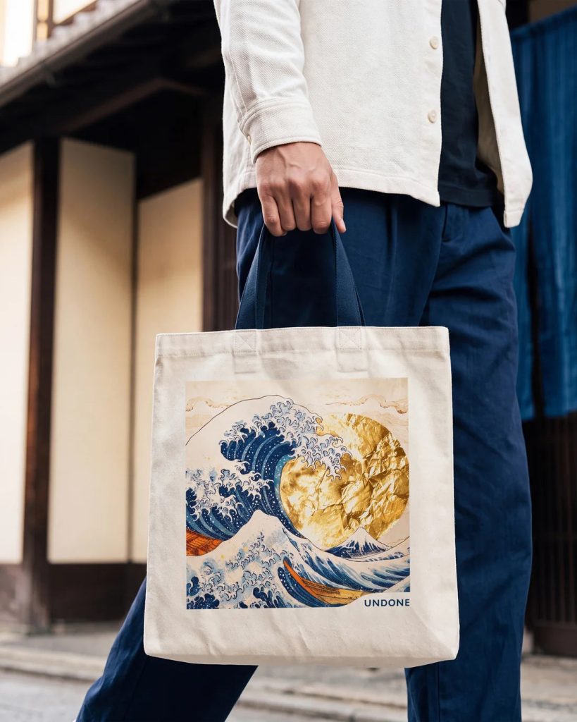 UNDONE Aquadeep The Great Wave - Visszatért és most aranyfüstre épül Hokuszai nagy hulláma A vászontáska régi faházas utcán
