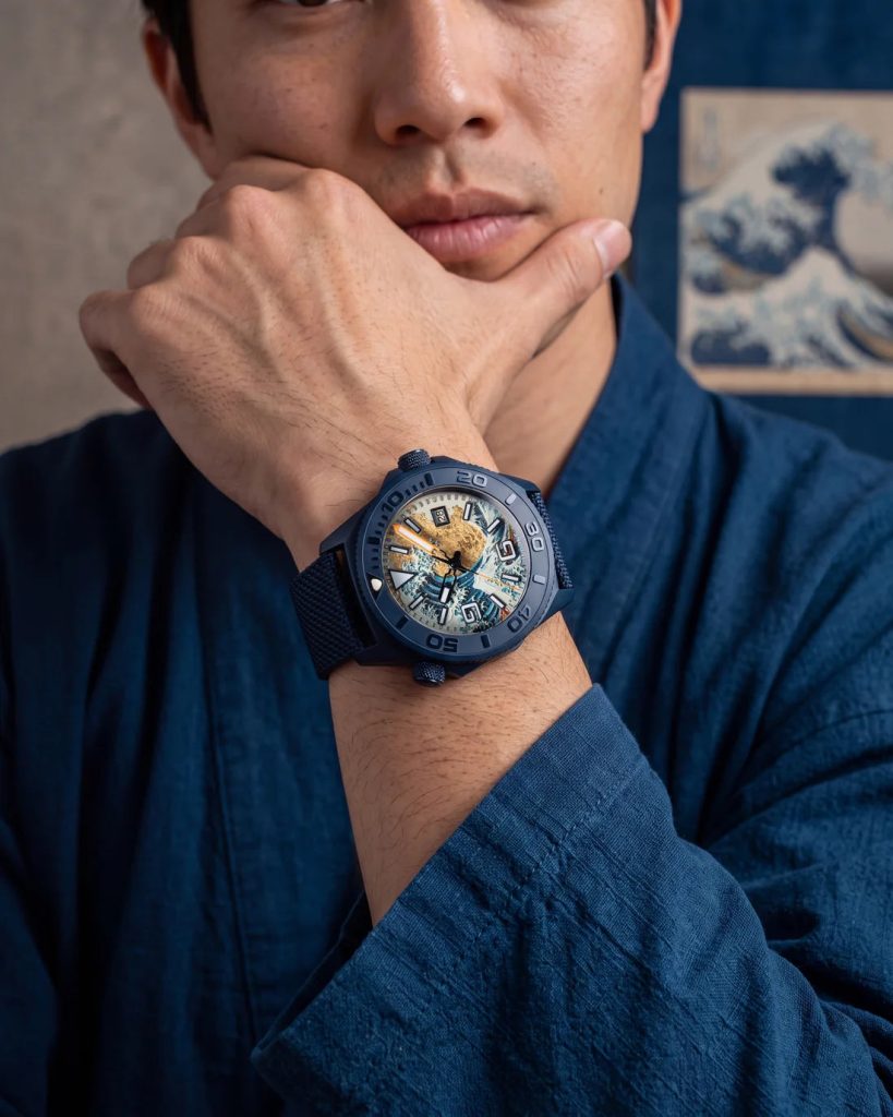 UNDONE Aquadeep The Great Wave - Visszatért és most aranyfüstre épül Hokuszai nagy hulláma Az óra csuklón, Cordura szíjon, Nagy hullám-nyomat előtt