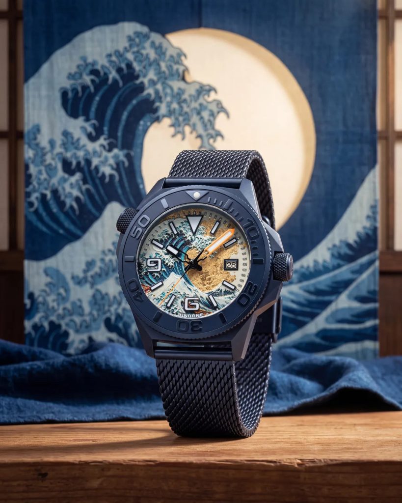 UNDONE Aquadeep The Great Wave - Visszatért és most aranyfüstre épül Hokuszai nagy hulláma Az óra milánói fémszíjon, indigó Nagy hullám-függöny és telihold előtt