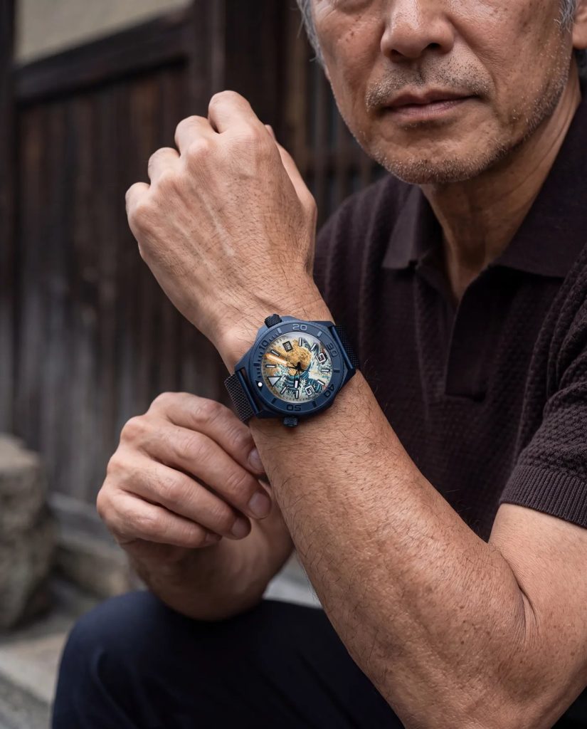 UNDONE Aquadeep The Great Wave - Visszatért és most aranyfüstre épül Hokuszai nagy hulláma Idősebb férfi csuklóján egy szűk, fából épült utcában