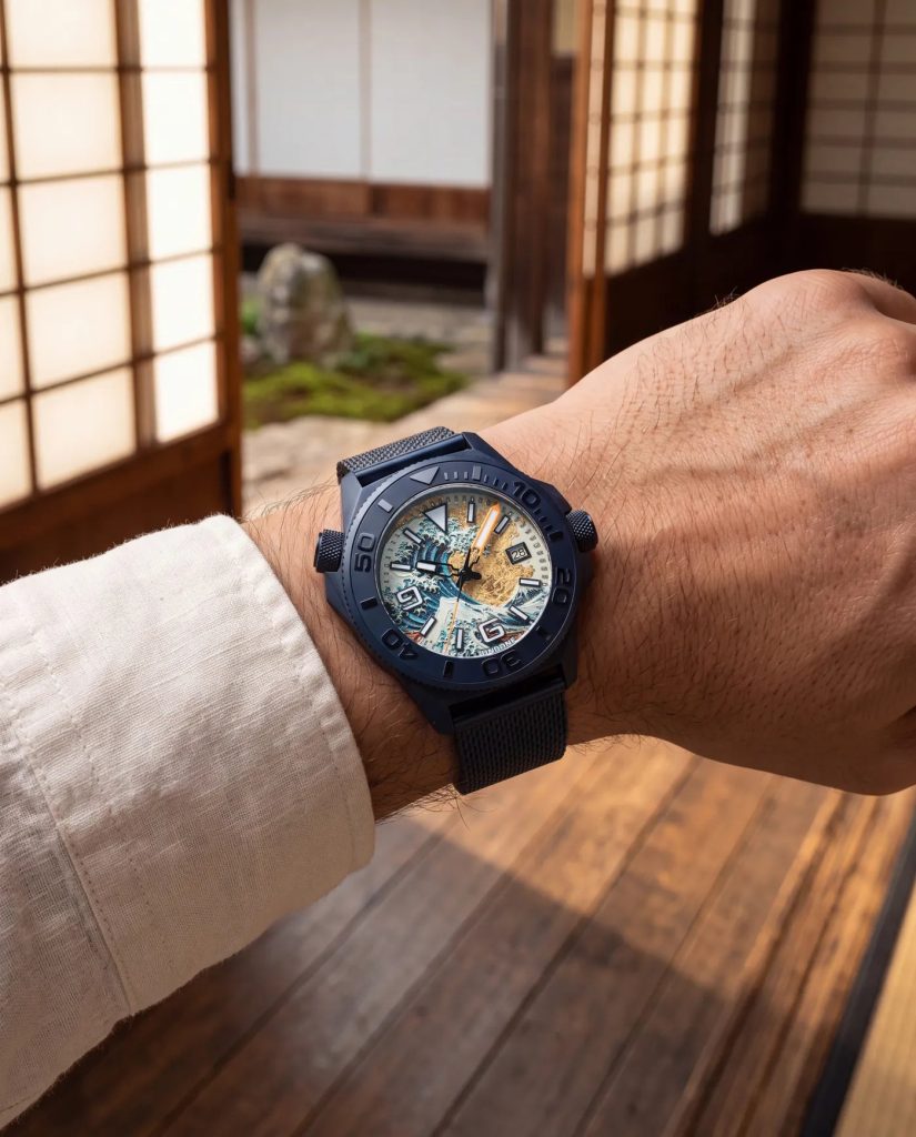 UNDONE Aquadeep The Great Wave - Visszatért és most aranyfüstre épül Hokuszai nagy hulláma Az óra Cordura szíjon, papírtolóajtók mellett