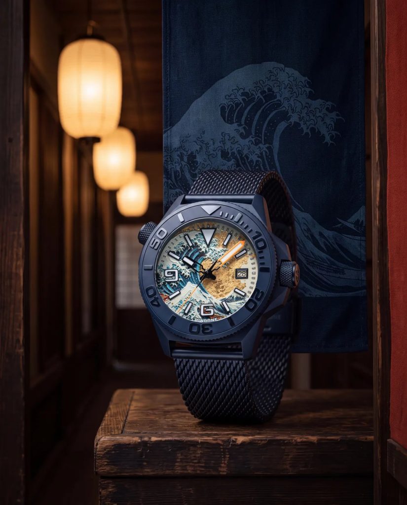 UNDONE Aquadeep The Great Wave - Visszatért és most aranyfüstre épül Hokuszai nagy hulláma Az óra fatartón, lámpásokkal megvilágított folyosón, Nagy hullámos függöny előtt