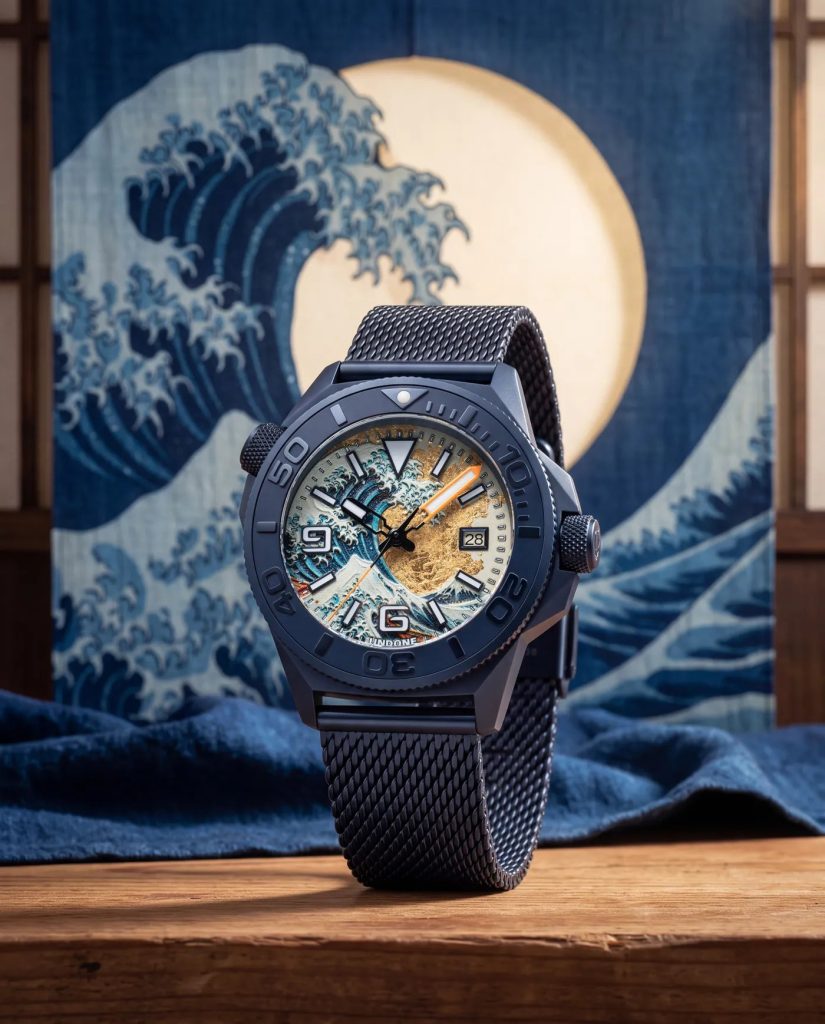 UNDONE Aquadeep The Great Wave - Visszatért és most aranyfüstre épül Hokuszai nagy hulláma Az óra a Nagy hullámmal festett indigó vászon előtt