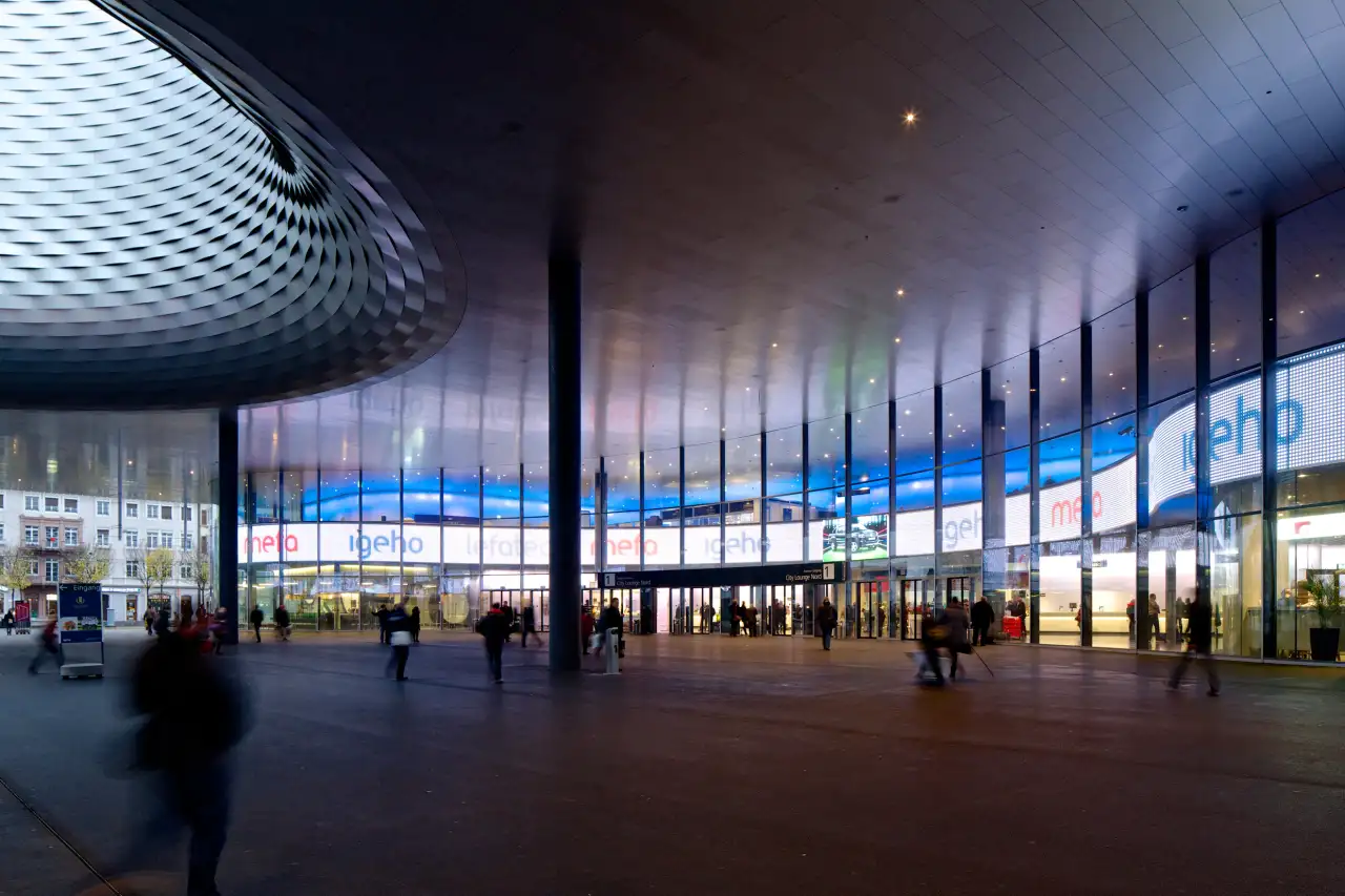 A bázeli Messeplatz a Messe Basel vásárcsarnokaival