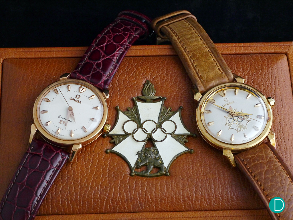 A keresztes prototípus és a kereskedelmi Seamaster XVI egymás mellett, az érdemkereszttel díszített eredeti dobozon