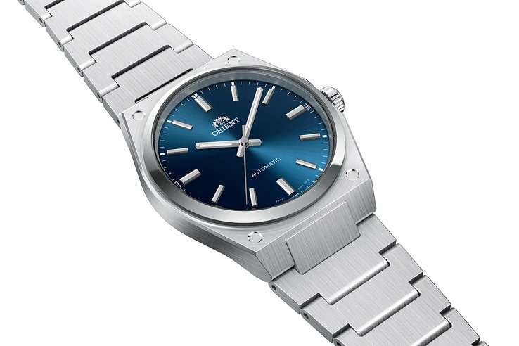 A kék számlapos Orient Flusso RA-BB0203L ferdén, a koronaoldal aszimmetrikus vonalával