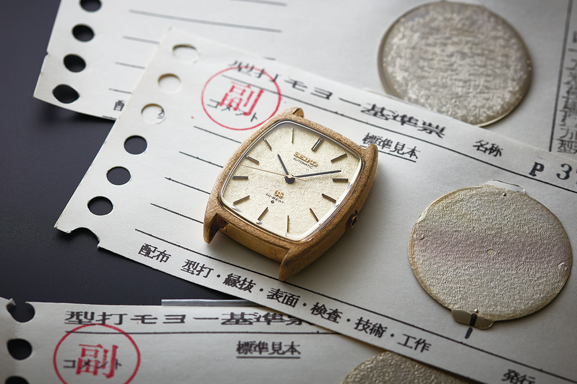 Grand Seiko SBGA211 Snowflake: A titán, a Spring Drive és a Hotaka-hegység hava Az 1971-es Grand Seiko 56GS arany tonneau tokkal és a sziklás textúrájú archív számlapminták