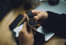 Óraátállítás 2026 – mire figyelj a mechanikus órádnál? Mechanikus karóra koronájának beállítása kézben az őszi óraátállítás kapcsán