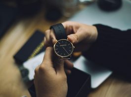 Óraátállítás 2026 – mire figyelj a mechanikus órádnál? Mechanikus karóra koronájának beállítása kézben az őszi óraátállítás kapcsán
