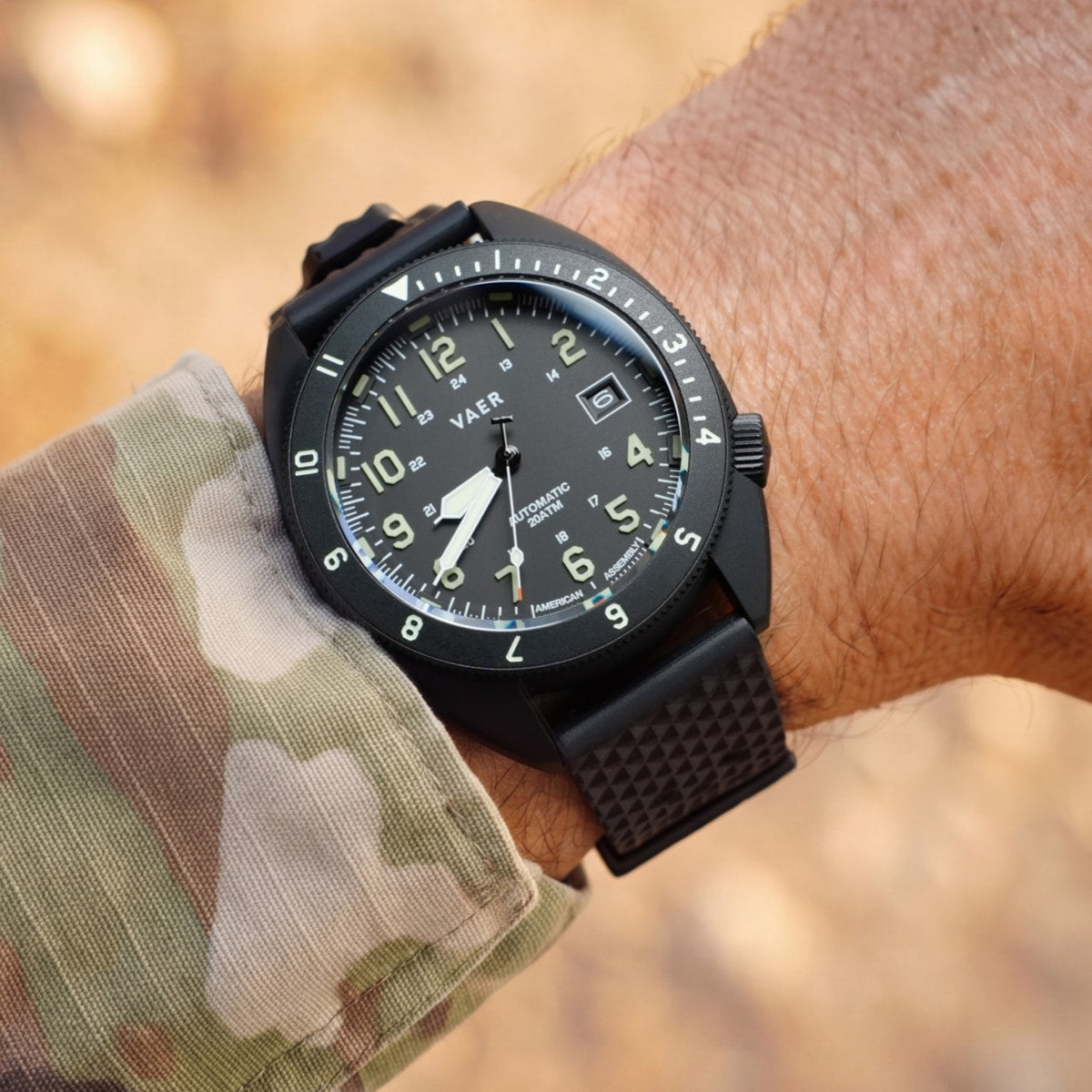 Vaer A4 Tactical Field DLC Auto: amerikai összeszerelésű field óra Miyota 9015 szerkezettel Vaer A4 Tactical Field DLC Auto csuklón – gyári fotó
