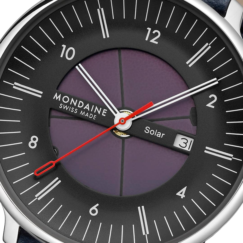 Mondaine Doppio Solar Skeleton: napelemek a számlap közepén, 500 dollár alatt Doppio Solar Skeleton, Polished Steel, 41 mm, Vegan Grape Leather