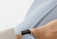 Jégkék Metro új kézi felhúzású kaliberrel: bemutatkozik a Nomos DUW 4701 Wrist shot of a NOMOS watch with ice blue dial, black strap, date window and power reserve indicator.