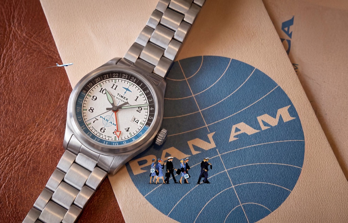 Pan Am x Timex Waterbury GMT: automata és kvarc változatban érkezik a két időzónás páros Reloj TW2Y94600 Pan Am x Timex Waterbury automático con función GMT, presentado sobre materiales vintage de Pan Am con detalles en miniatura de la tripulación y el avión.