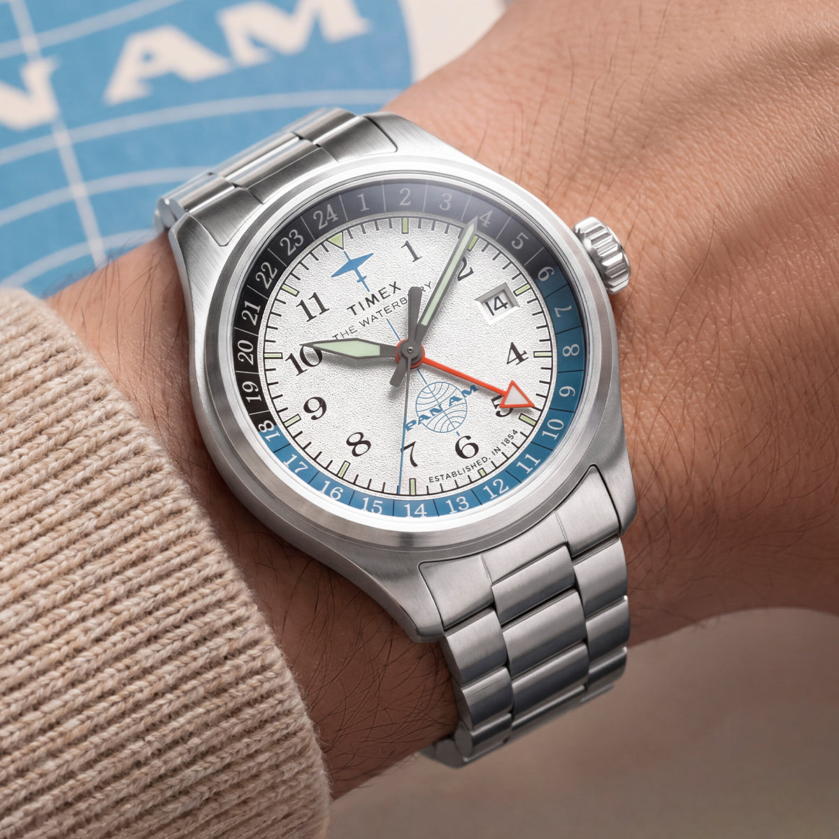 Pan Am x Timex Waterbury GMT: automata és kvarc változatban érkezik a két időzónás páros Reloj TW2Y94600 Pan Am x Timex Waterbury automático con función GMT y brazalete de acero inoxidable, que se lleva en la muñeca.