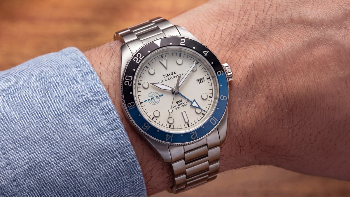 Pan Am x Timex Waterbury GMT: automata és kvarc változatban érkezik a két időzónás páros TW2Y94300 Pan Am x Timex Waterbury Automatic GMT watch with a stainless-steel bracelet worn on the wrist.