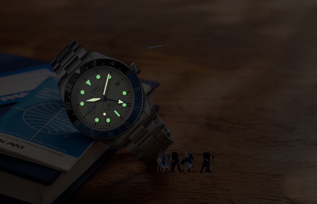 Pan Am x Timex Waterbury GMT: automata és kvarc változatban érkezik a két időzónás páros TW2Y94300 Pan Am x Timex Waterbury Automatic GMT watch with luminous hands and markers glowing in the dark.