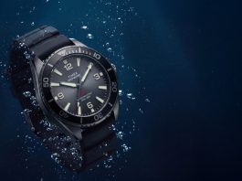 Timex Deepwater Arctic 200: dégradé számlappal frissül a retro búváróra TW3A02000 Deepwater Arctic 200 watch with a gray dial and black strap surrounded by underwater bubbles.