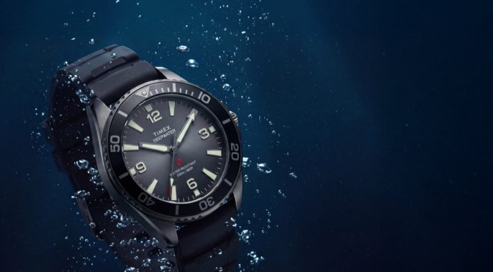 Timex Deepwater Arctic 200: dégradé számlappal frissül a retro búváróra TW3A02000 Deepwater Arctic 200 watch with a gray dial and black strap surrounded by underwater bubbles.