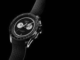 Timex Atelier Chronograph Quartz M1q: svájci kvarccal nyit lejjebb az Atelier Timex Atelier Chronograph Quartz M1a 40mm Swiss Made watch with black dial and NBR synthetic rubber strap angled on dark background