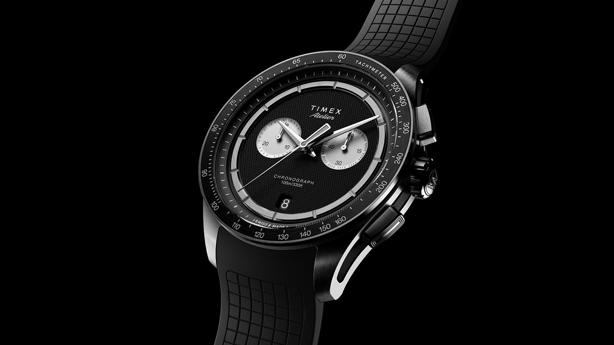 Timex Atelier Chronograph Quartz M1q: svájci kvarccal nyit lejjebb az Atelier Angled view of Timex Atelier Chronograph Quartz M1a 40mm with black dial and NBR rubber strap