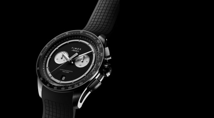 Timex Atelier Chronograph Quartz M1q: svájci kvarccal nyit lejjebb az Atelier Timex Atelier Chronograph Quartz M1a 40mm Swiss Made watch with black dial and NBR synthetic rubber strap angled on dark background