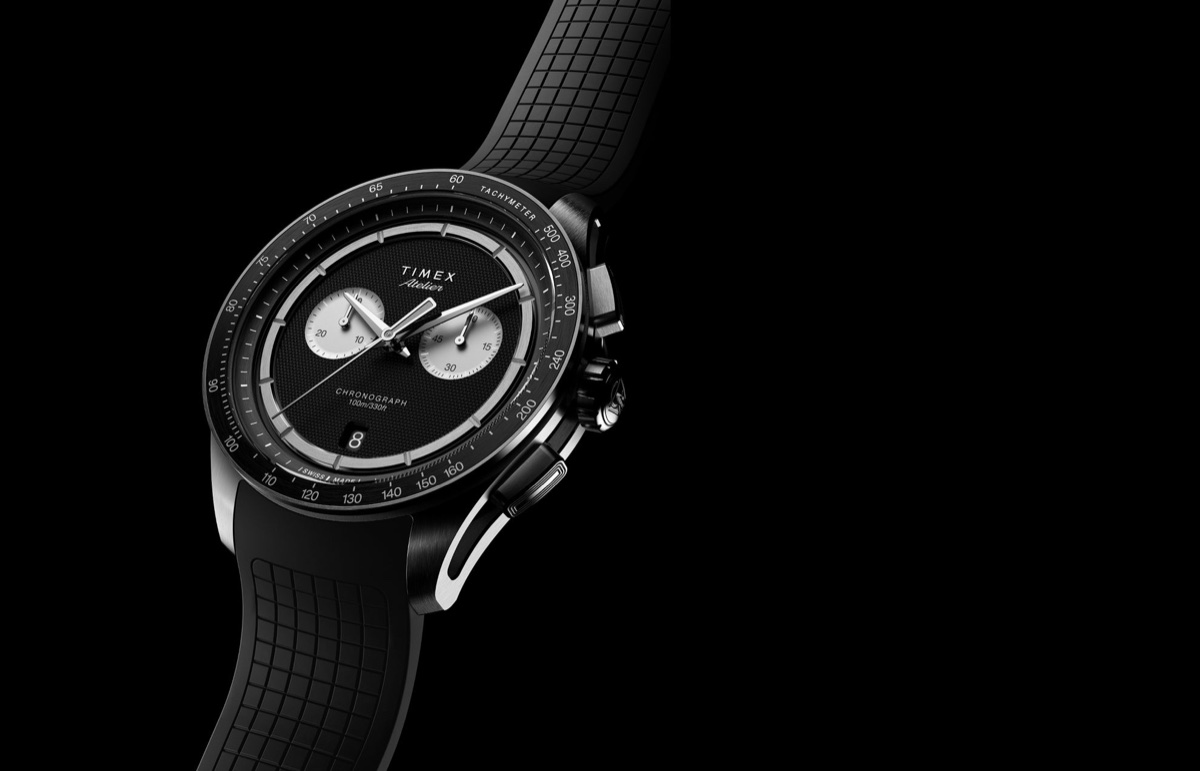 Timex Atelier Chronograph Quartz M1q: svájci kvarccal nyit lejjebb az Atelier Timex Atelier Chronograph Quartz M1a 40mm Swiss Made watch with black dial and NBR synthetic rubber strap angled on dark background