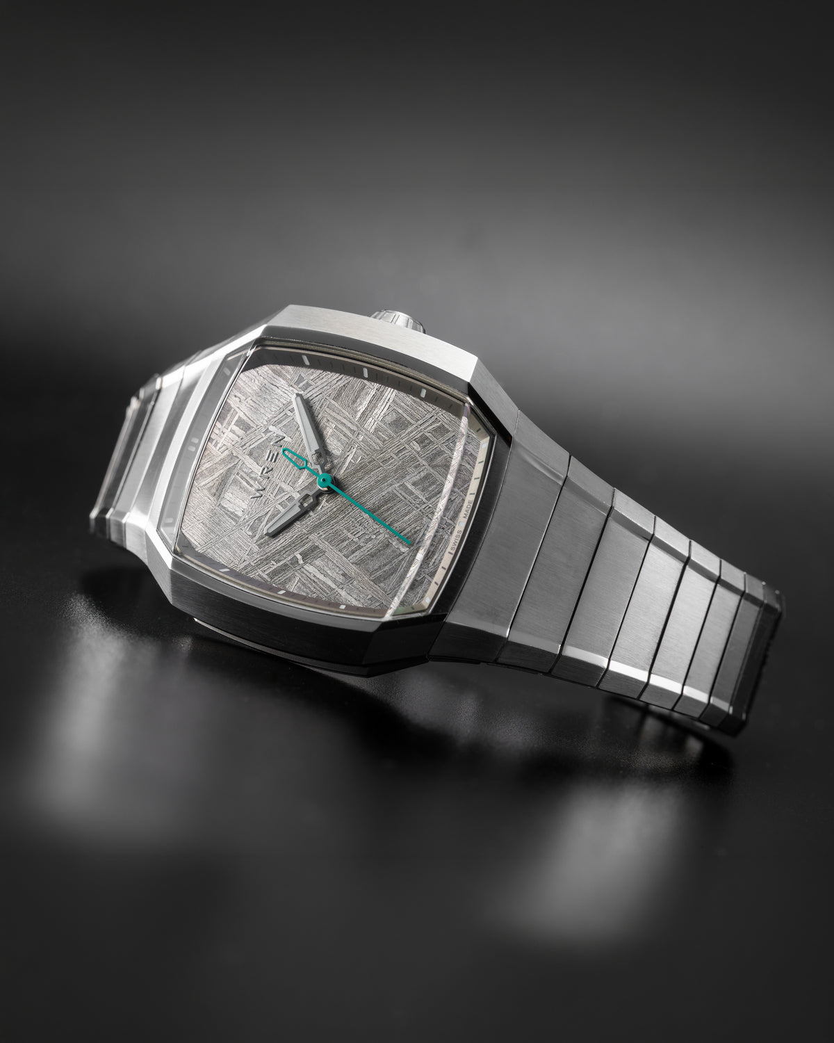 Wren Vessel: tonneau tok és fazettált zafír a búvárórák után Wren Introduces the Vessel, a New Integrated Bracelet Sports Watch