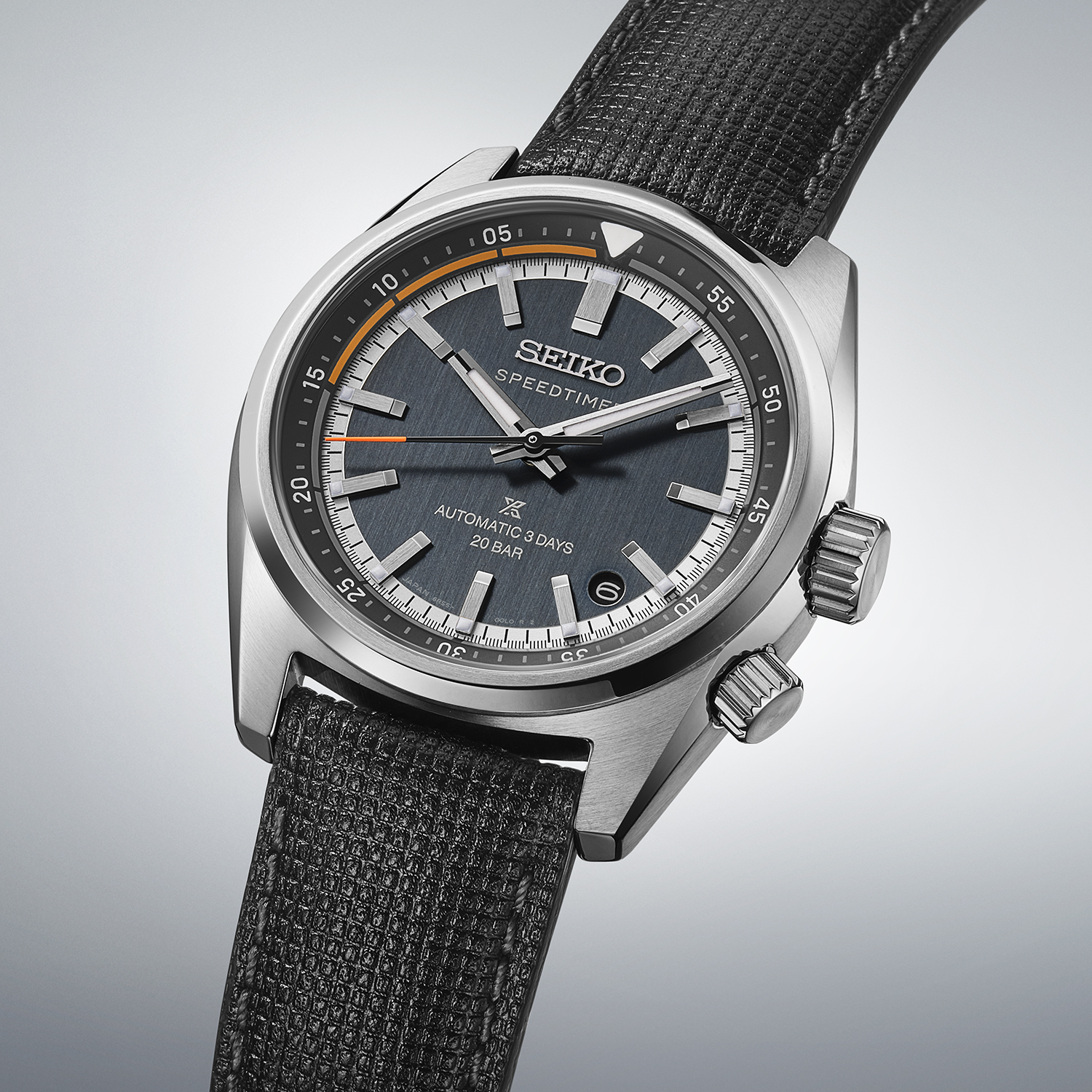 Speedtimer újra stopper nélkül – ezúttal babakékben és morcos feketében is Seiko Prospex Speedtimer HBC004J1 sötétszürke számlappal és dombornyomott fekete bőrszíjjal